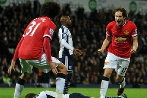 Daley Blind giải cứu Manchester United sau màn rượt đuổi căng thẳng