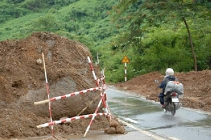 Thông xe tuyến Quốc lộ 279 sau hơn 24 giờ bị tắc nghẽn