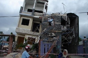 Sập nhà 4 tầng đang hoàn thiện thi công, 12 người thoát nạn