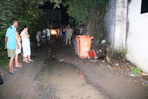 Hoảng hồn phát hiện thi thể bé trai bị vứt trong thùng rác