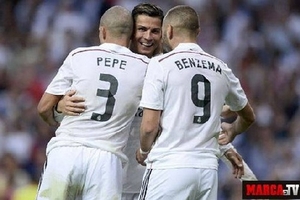 Ronaldo, Benzema giúp Real Madrid ngược dòng hạ gục Barcelona