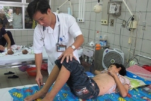 Cứu sống bé trai bị nhiễm trùng huyết nặng do vết xước ngoài da