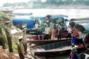 Gần 100 cảnh sát vây bắt 12 tàu chở hàng lậu trị giá 20 tỷ đồng