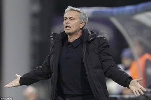 Jose Mourinho bất ngờ bảo vệ "tội đồ" sau trận hòa thất vọng