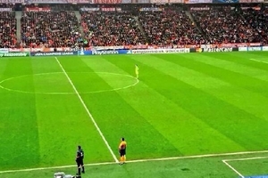 Lên tận giữa sân, thủ môn Manuel Neuer vẫn cảm thấy "cô đơn"