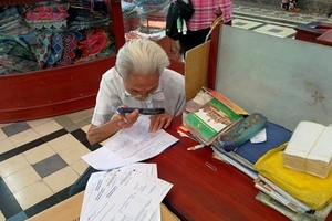Cụ ông 84 tuổi, người viết, dịch thư thuê  tại Bưu điện TP.HCM