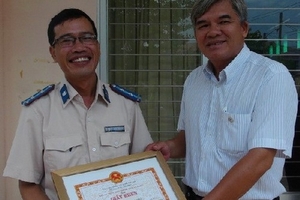 Khen thưởng người cứu em bé bị văng khỏi bụng mẹ ở An Giang