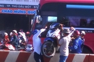 Tắc đường 20 km tại Bình Dương do du khách đổ về Đại Nam