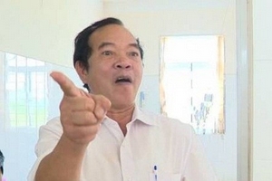 Giáng chức giám đốc bệnh viện say rượu, cản trở phóng viên tác nghiệp