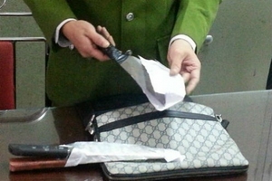 Bị vây ráp, nam thanh niên dùng dao kề cổ cảnh sát đe dọa