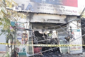 Người dân cứu thoát người đàn ông mắc kẹt trong đám cháy