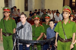 Hà Nội: Giảm án cho 2 đối tượng chống người thi hành công vụ