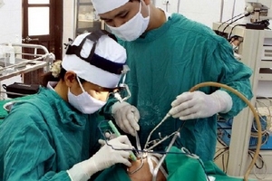 Phẫu thuật thành công cắt khối u chèn ép tủy cổ cho một bệnh nhân