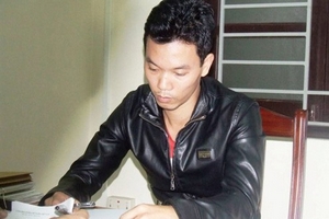 Nghệ An: Bắt tạm giam kẻ chế tạo IC giả “ăn xăng” của khách hàng