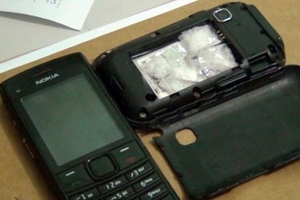 Bắt quả tang đối tượng tuồn điện thoại di động, ma túy vào trại giam