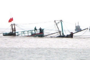 Tàu đánh cá chìm, 13 ngư dân thoát nạn