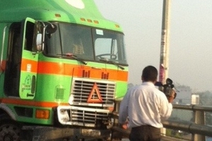 Bị nổ lốp, xe đầu kép “xới” tung dải phân cách