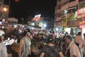 Tấp nập chợ đêm Bà Chiểu