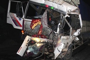 Gần 1 giờ phá cửa xe giải cứu tài xế gây tai nạn mắc kẹt trong cabin bẹp dúm