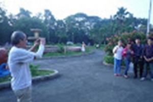 “Ngồ ngộ” chuyện cụ già  chuyên chụp ảnh miễn phí