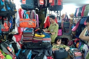 Cửa hàng phố cổ bán hàng hiệu giả cho khách Tây