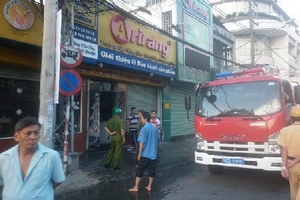 Cửa hàng điện tử cháy dữ dội, người dân hoảng loạn