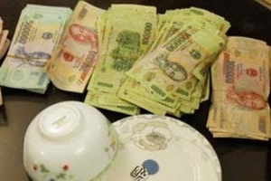 Bắt quả tang 9 con bạc đang sát phạt