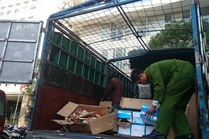 Hàng chục tấn hàng lậu tuồn từ biên giới vào Hà Nội