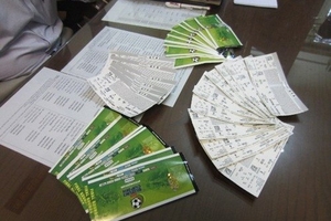 Bắt 5 "cò vé" xem bóng đá AFF Cup