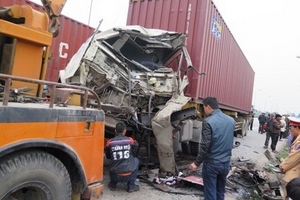 Lái xe container kẹt cứng trong ca bin sau khi tông xe khách