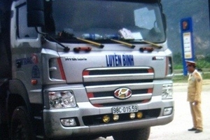 Thanh Hóa: Xử lý đoàn xe chở quặng quá tải trên đường HCM