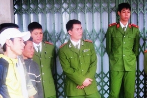 Ninh Bình: Công an đến "giải cứu" "cẩu tặc" khỏi sự giận dữ của dân làng