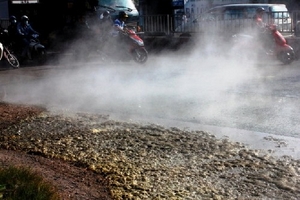 Hàng trăm lít hóa chất đổ xuống đường, tài xế phóng xe bỏ chạy