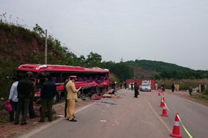Quảng Ninh: Container đâm xe khách, hơn chục người thương vong