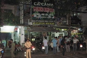 Vào tận cửa hàng cá cảnh truy sát nhân viên bán hàng