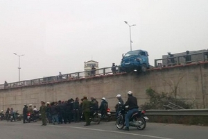 Người điều khiển xe máy bị xe tải húc bay khỏi cầu Thanh Trì