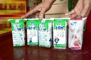 Hà Tĩnh: Người tiêu dùng lo lắng với sữa Vinamilk căng phồng, bốc mùi