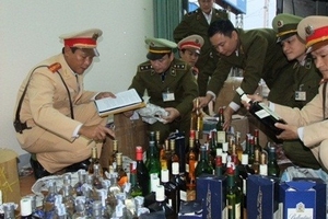 CSGT Hà Tĩnh bắt xe vận chuyển rượu ngoại không rõ nguồn gốc