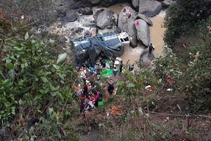 Xe tải lao xuống vực vì sương mù