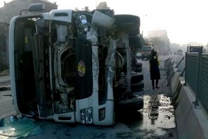 Đâm vào dải phân cách, xe container lật ngang đường