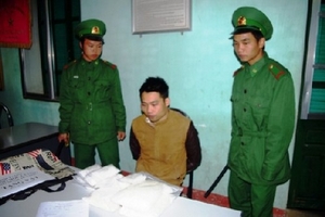 Bắt 9X người Trung Quốc mang 4kg ma túy đá vào Việt Nam