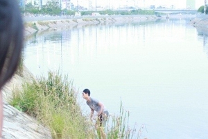 Tên trộm "thi gan" hơn 1 giờ dưới kênh Tàu Hủ nhờ phao cứu sinh