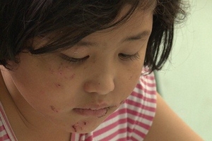 Xót xa khi cha dùng lửa… dạy con