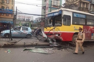 Xe buýt cày tung giải phân cách