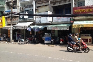 Vây bắt nhóm đối tượng dàn cảnh móc túi của nhân viên tiệm vàng