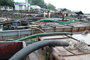 Vĩnh Long: Tạm giữ 5 sà lan bơm, hút cát trái phép