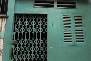 Con hốt hoảng khi thấy bố mẹ gục trên vũng máu