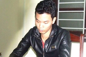 Khởi tố 8 đối tượng trong đường dây sản xuất và lắp IC giả ăn xăng của khách