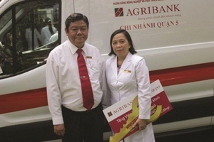 Trao tặng xe cứu thương cho Viện Tim TP.HCM