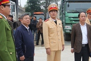 Hà Tĩnh: "Vi hành" bắt xe quá tải, Chủ tịch tỉnh yêu cầu kỷ luật Giám đốc Sở Tài nguyên & Môi trường